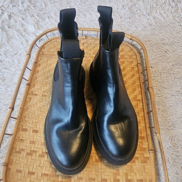 Divided By H&M Chelsea Pull-On Black Faux Leather Ankle Boots Size 5.5 Lug Sole - Picture 4 of 7